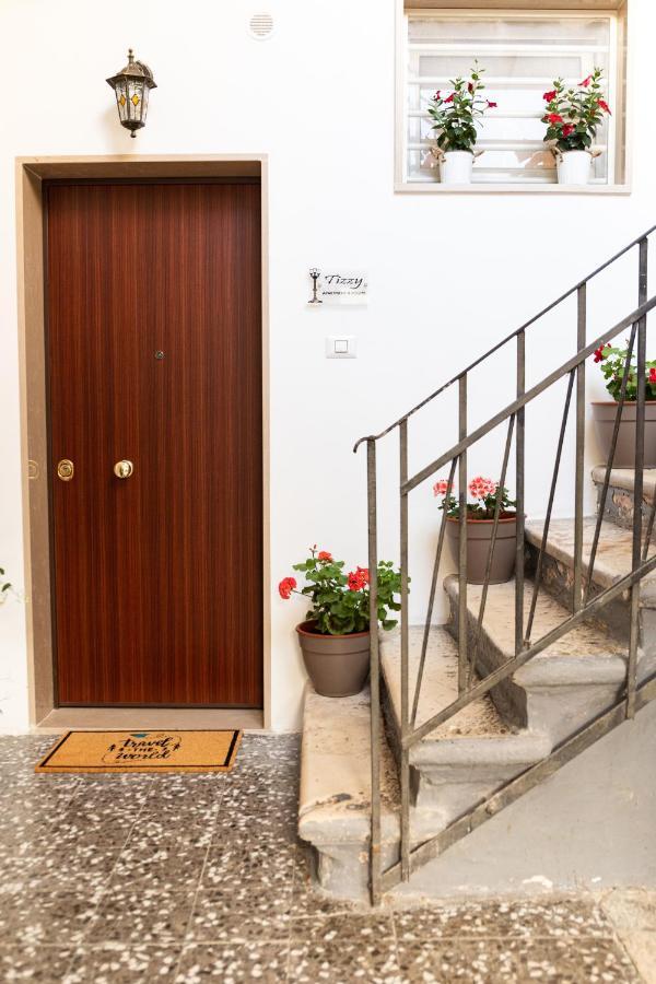 Tizzy Apartment & Rooms Bari Exteriör bild